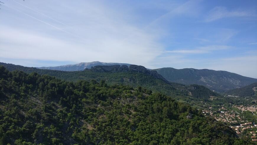 Le ventoux et le rocher Saint Julien depuis l'aiguille du buis Le ventoux et le rocher Saint Julien depuis l'aiguille du buis