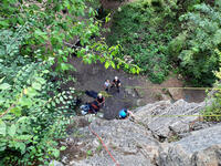 BAS GAUCHE, CLAUDE A L'ASSURAGE BAS GAUCHE, CLAUDE A L'ASSURAGE